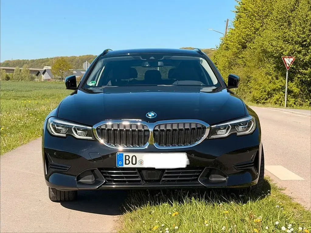 Gebraucht BMW 330e Sport Line 292 PS (214 kW) 2022 Schwarz Kombi