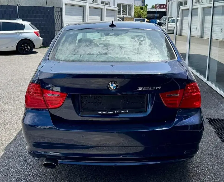 Gebraucht BMW 320 Basis 184 PS (135 kW) 2010 Blau Limousine