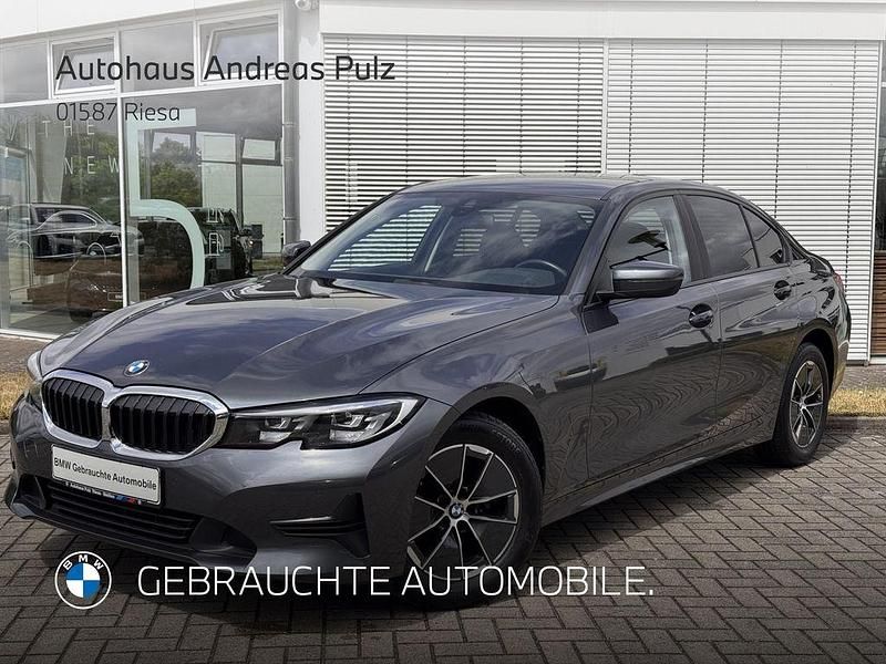 Grau Gebraucht 2022 BMW 318 Advantage Limousine | 27.409 € (Fairer Preis) - Bild 1/4