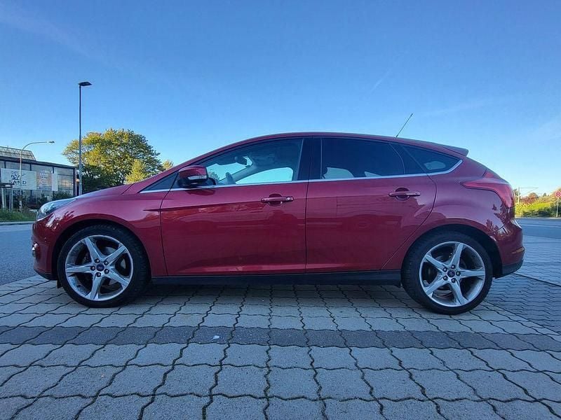 Rot Gebraucht 2011 Ford Focus Titanium Limousine | 4.350 € (Superpreis) - Bild 1/4