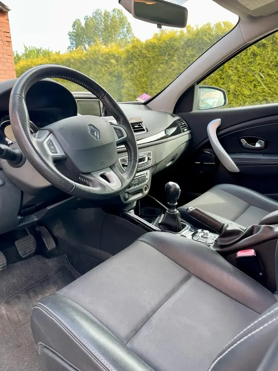 Gebraucht Renault Mégane 116 PS (85 kW) 2012 Grau Limousine