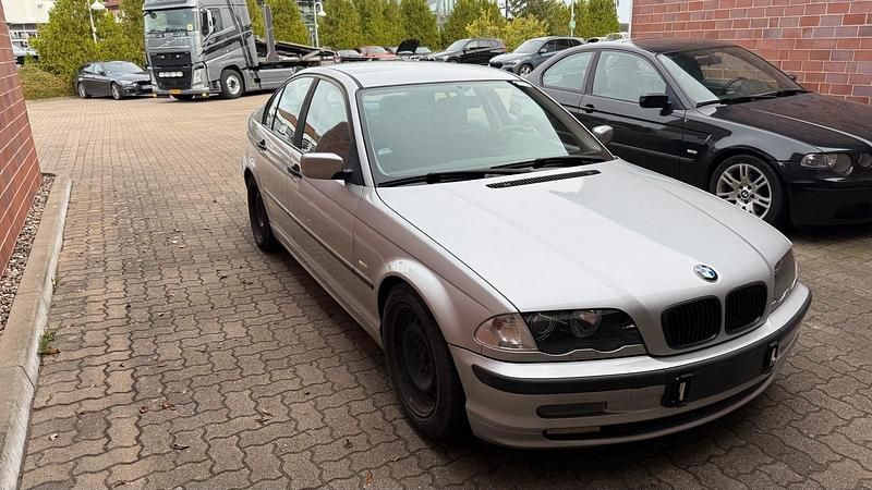 Silber Gebraucht 1999 BMW 316 Limousine | 1.500 € - Bild 1/4