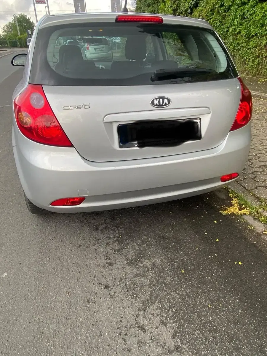 Używany Kia Ceed 104 KM (76 kW) 2007 Srebrny Hatchback