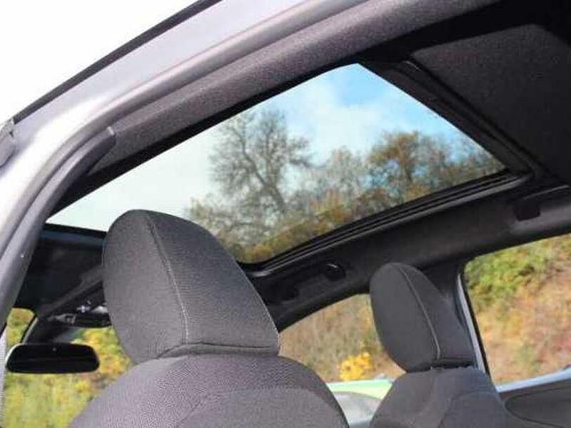 Gebraucht Opel Corsa Elegance 101 PS (74 kW) 2024 Kristallsilbermetallic (metallic) Limousine