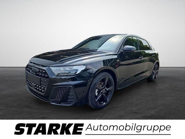 Schwarz (mythosschwarz metallic) Neu 2025 Audi A1 Sportback S-Line Kleinwagen | 33.990 € (Etwas zu teuer) - Bild 1/4