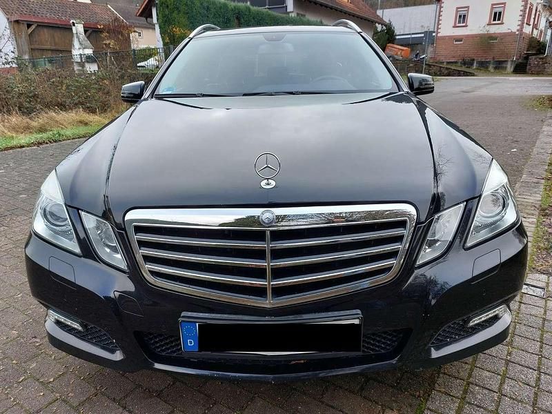 Schwarz Gebraucht 2010 Mercedes E200 Avantgarde Kombi | 7.390 € (Superpreis) - Bild 1/4