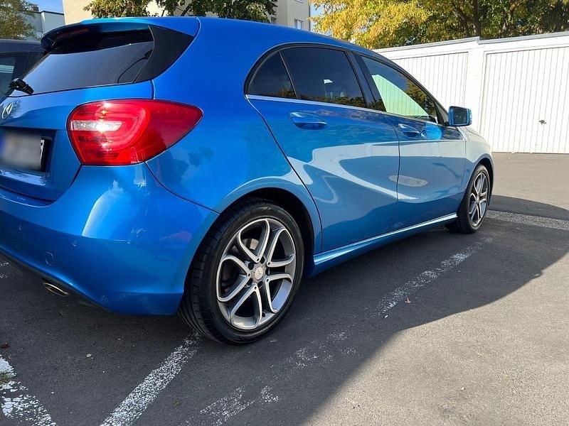 Gebraucht Mercedes A180 Urban 122 PS (89 kW) 2012 Blau Limousine