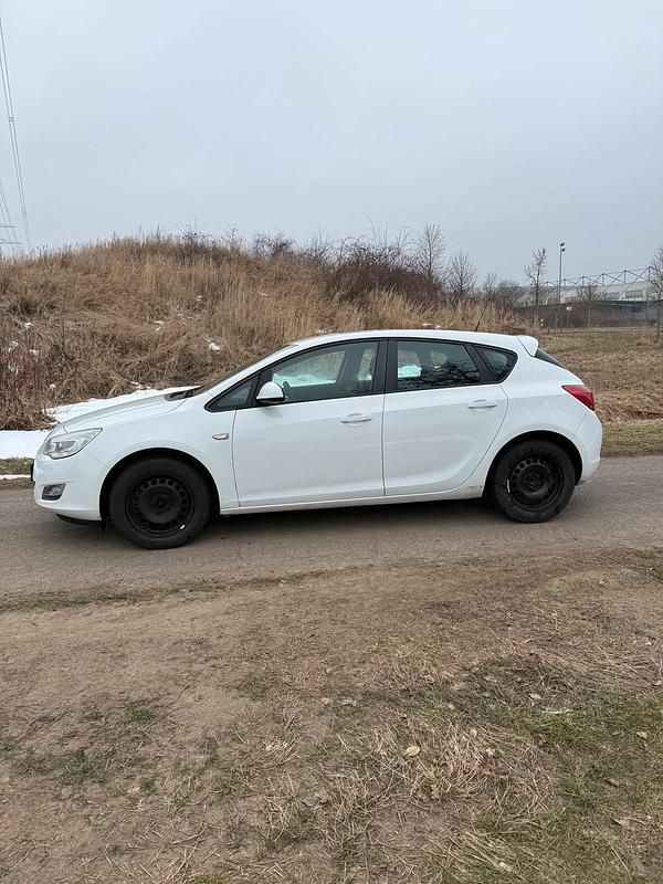 Gebraucht Opel Astra 87 PS (63 kW) 2011 Weiß Limousine