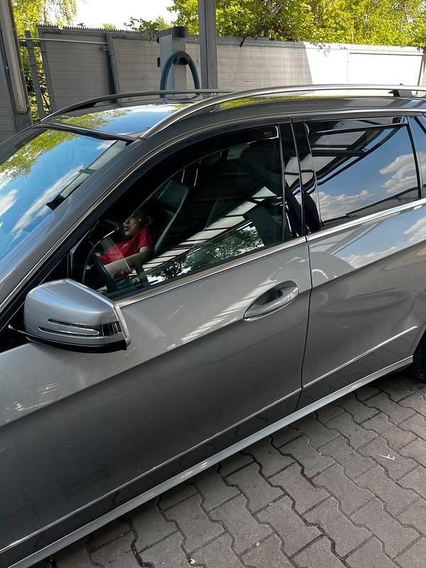 Grau Gebraucht 2011 Mercedes E220 Kombi | 9.500 € (Fairer Preis) - Bild 1/4