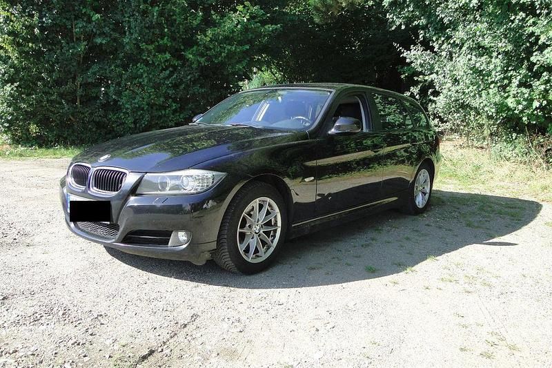 Gebraucht BMW 320 184 PS (135 kW) 2010 Schwarz Kombi