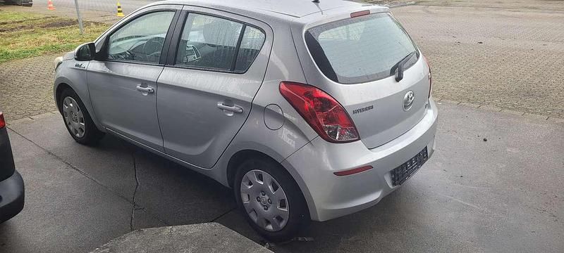 Gebraucht Hyundai i20 75 PS (55 kW) 2014 Silber Limousine