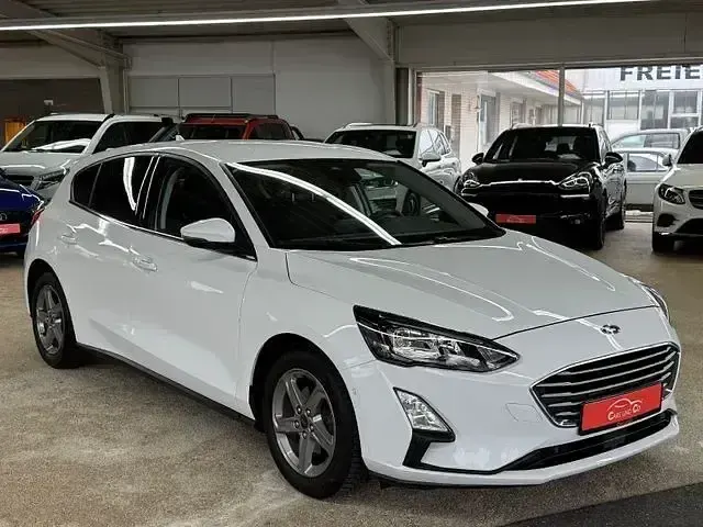Używany Ford Focus Cool & Connect 125 KM (91 kW) 2020 Biały Sedan/Limuzyna
