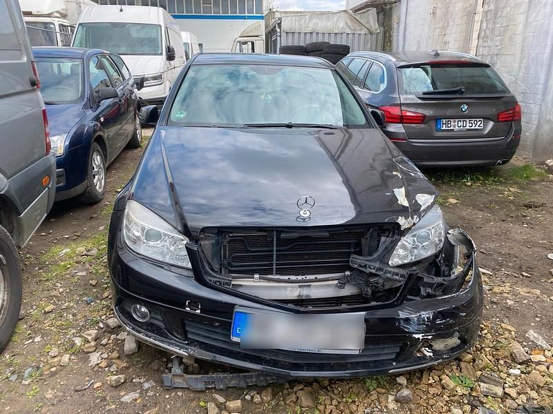 Schwarz Gebraucht 2009 Mercedes C220 Limousine | 2.500 € - Bild 1/4