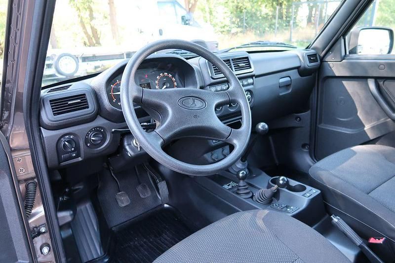 Schwarz Neu 2025 Lada niva SUV | 21.990 € (Teuer) - Bild 1/2