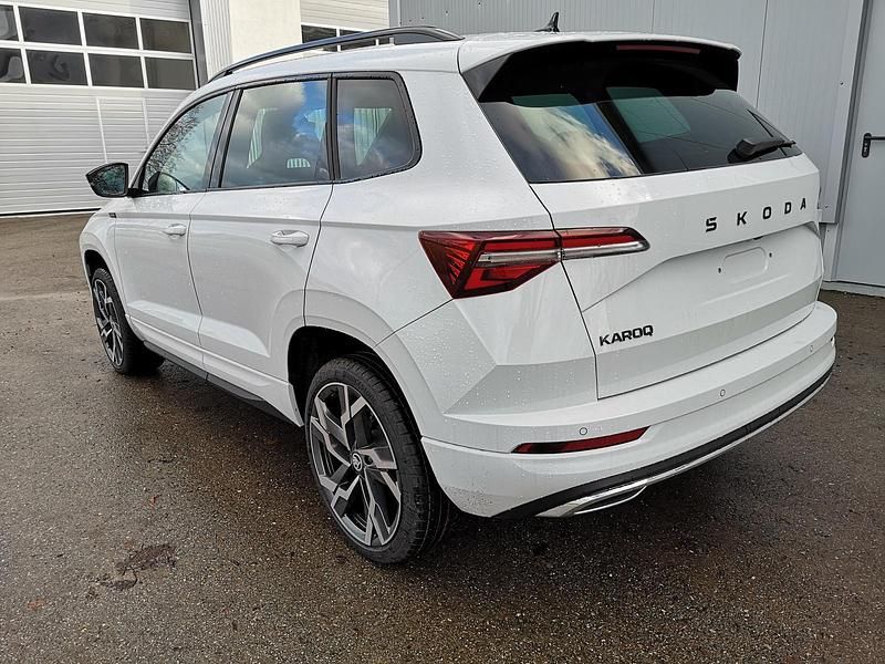 Neu Skoda Karoq SportLine 150 PS (110 kW) 2025 Moonwhite metallic SUV