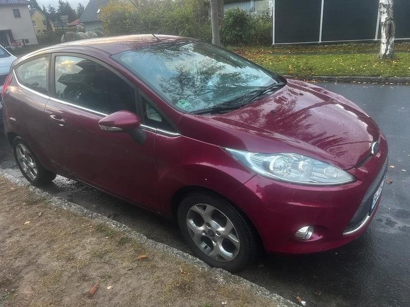 Gebraucht Ford Fiesta 95 PS (69 kW) 2009 Rot Kleinwagen