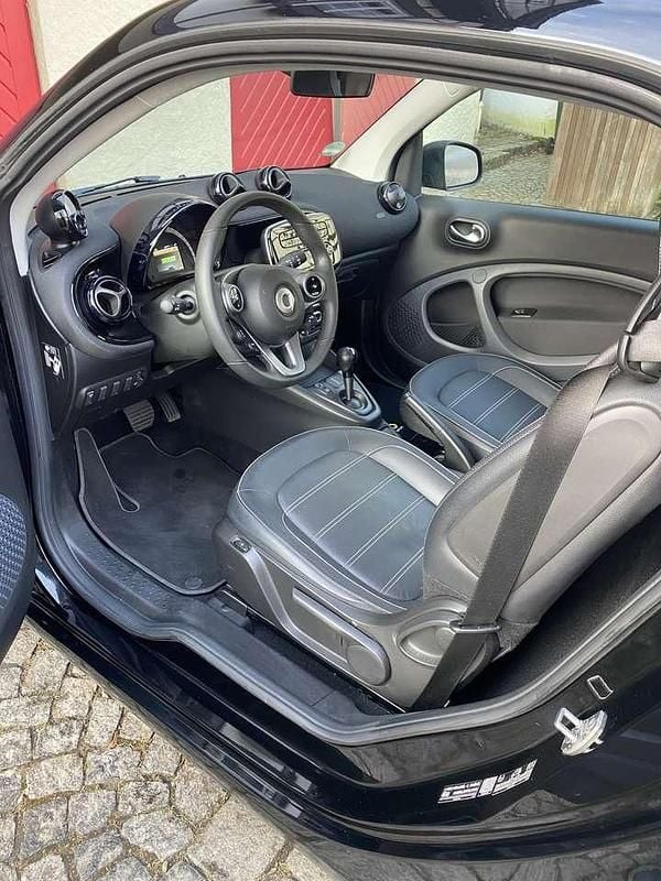Gebraucht Smart ForTwo Coupé 60 kW (82 PS) 2022 Schwarz Kleinwagen