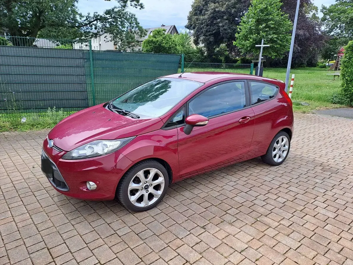 Gebraucht Ford Fiesta Trend 82 PS (60 kW) 2010 Rot Limousine