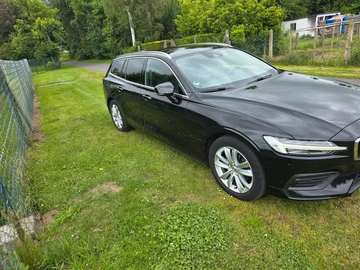 Gebraucht Volvo V60 Momentum 150 PS (110 kW) 2019 Schwarz Kombi