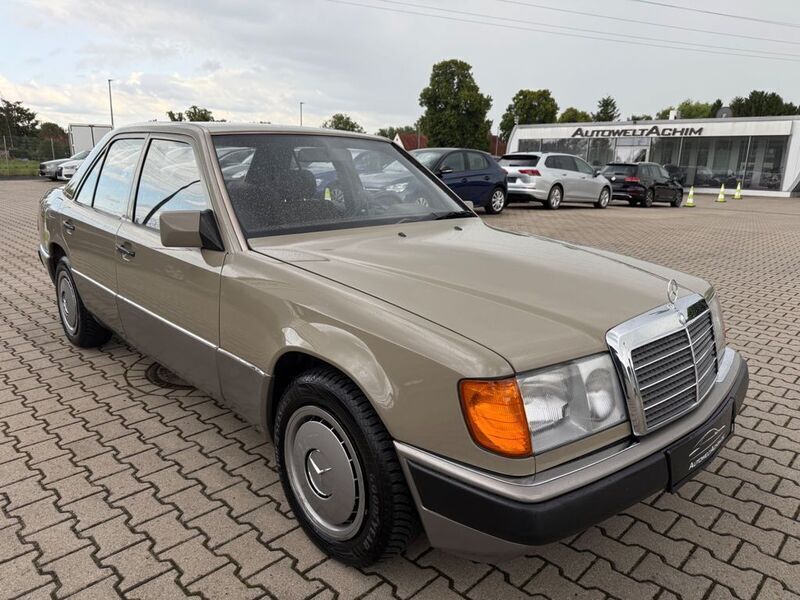 Second-hand Mercedes E230 132 CP (97 kW) 1991 Maro Berlinǎ