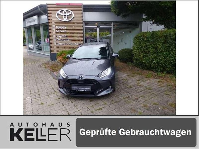 Grau Gebraucht 2022 Toyota Yaris Hybrid Team Limousine | 19.980 € (Fairer Preis) - Bild 1/4