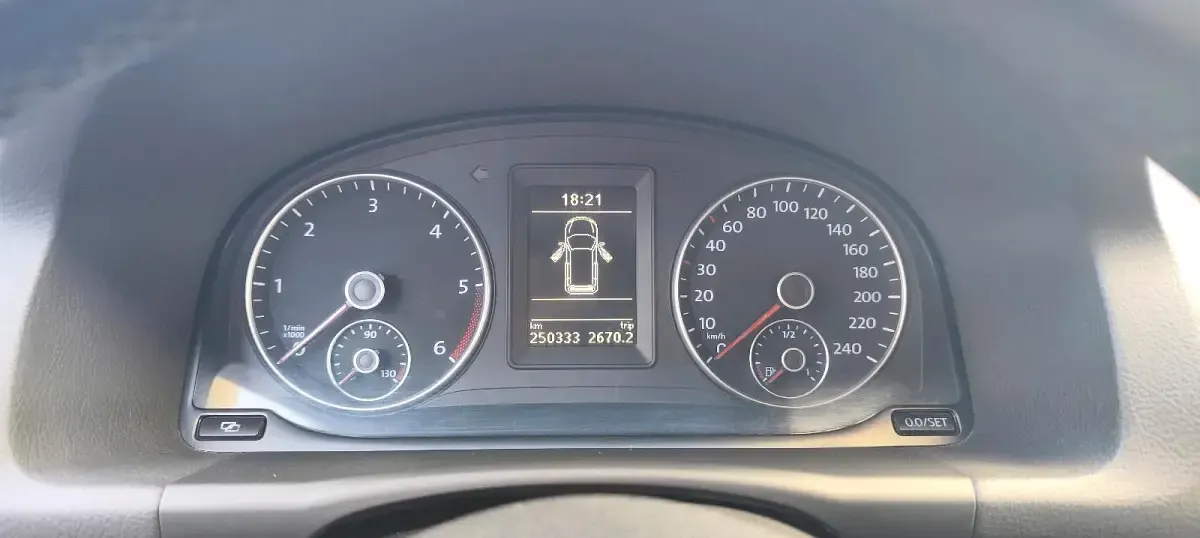 Gebraucht VW Touran 105 PS (77 kW) 2011 Schwarz Van / Kleinbus
