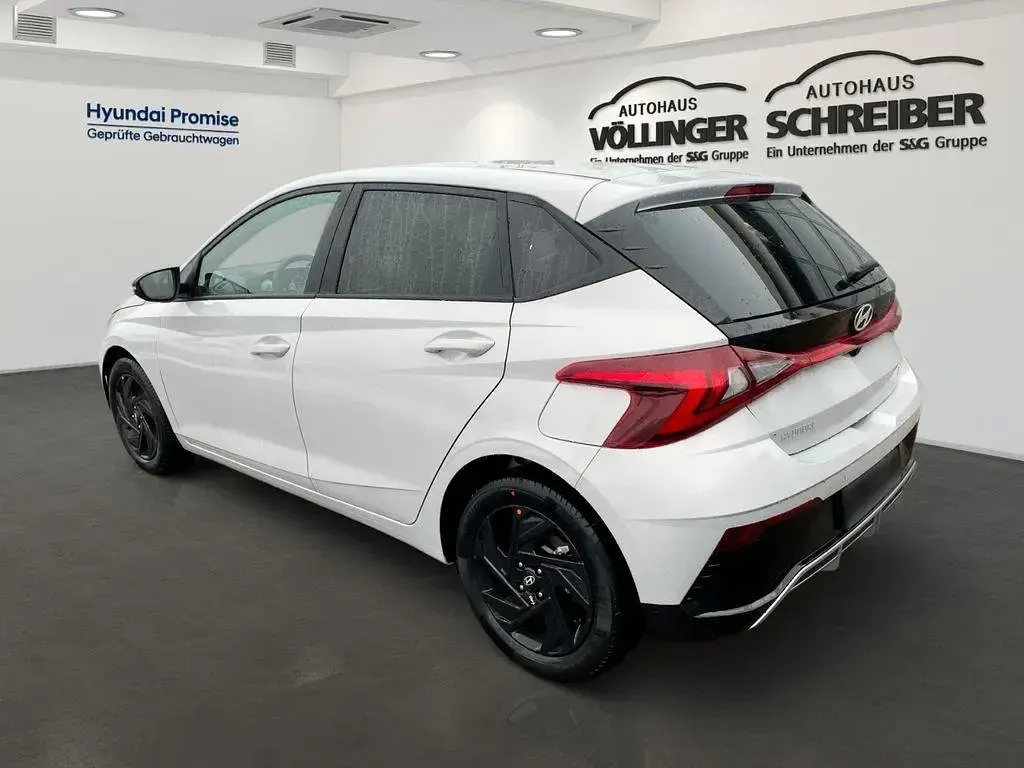 Neu Hyundai i20 Blackline 90 PS (66 kW) 2025 Grau Limousine