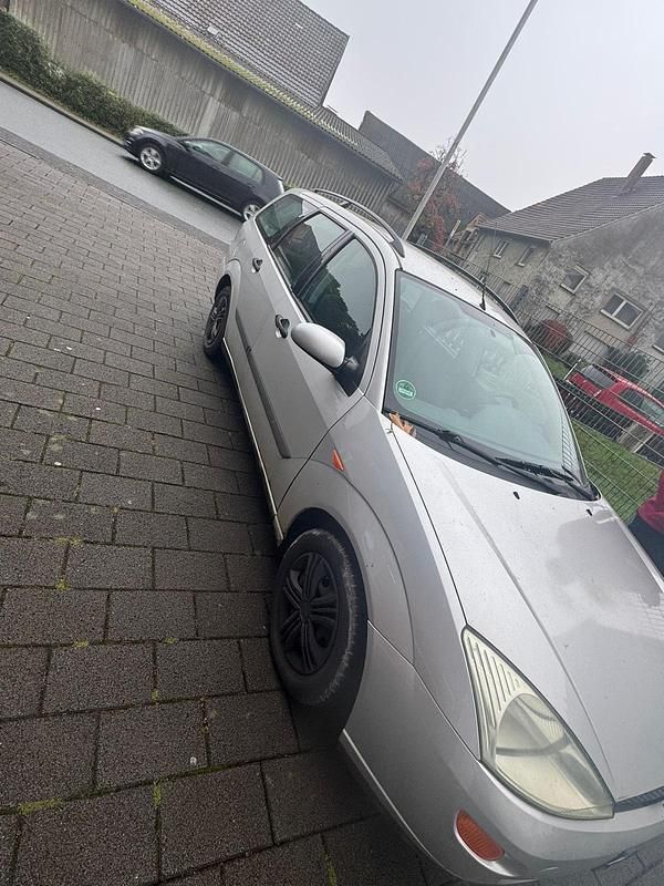 Grau Gebraucht 1999 Ford Focus Kombi | 950 € (Guter Preis) - Bild 1/4