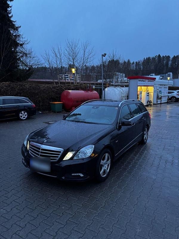Schwarz Gebraucht 2010 Mercedes E250 Avantgarde Kombi | 9.000 € (Superpreis) - Bild 1/4