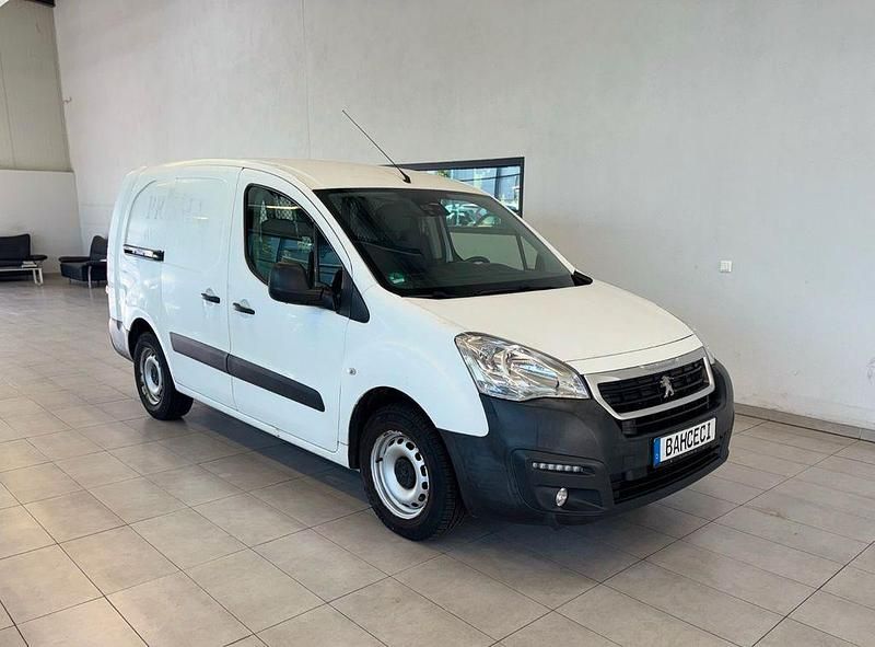 Weiß Gebraucht 2016 Peugeot Partner Avantage Van / Kleinbus | 5.900 € (Etwas zu teuer) - Bild 1/4