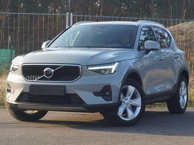 Vapour grey / metallic Gebraucht 2023 Volvo XC40 Core SUV | 28.900 € (Superpreis) - Bild 1/4