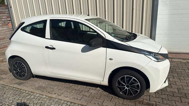 Gebraucht Toyota Aygo 69 PS (50 kW) 2015 Weiß Kleinwagen
