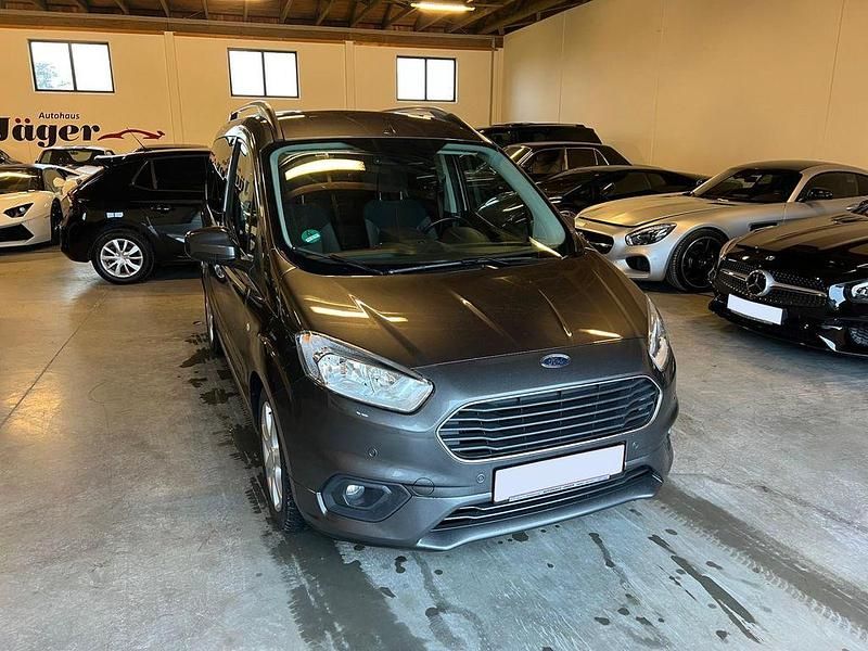 Grau Gebraucht 2019 Ford Tourneo Courier Titanium Van / Kleinbus | 8.990 € (Guter Preis) - Bild 1/4