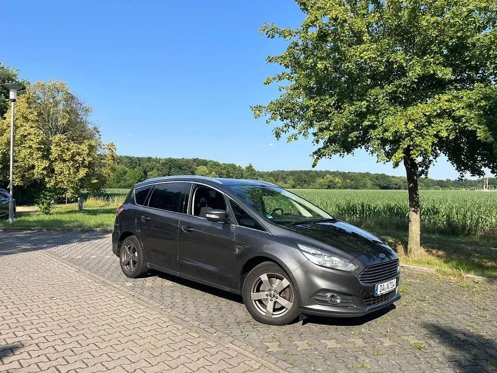 Gebraucht Ford S-MAX Titanium 150 PS (110 kW) 2017 Grau Van / Kleinbus