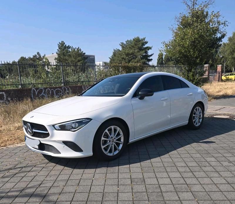 Weiß Gebraucht 2019 Mercedes CLA180 Limousine | 25.700 € - Bild 1/4