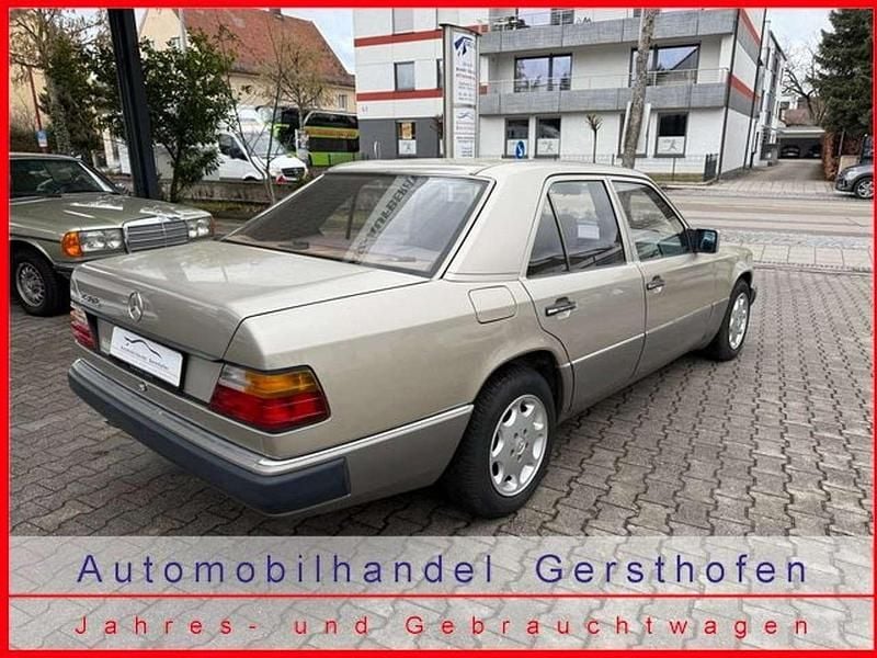 Gebraucht Mercedes E230 132 PS (97 kW) 1990 Gold Limousine