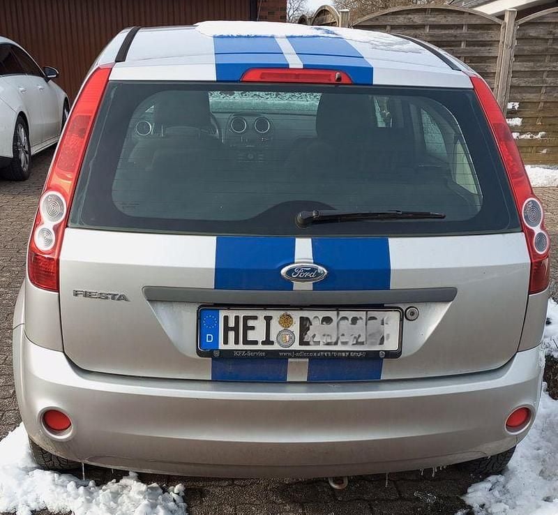 Gebraucht Ford Fiesta Ambiente 60 PS (44 kW) 2007 Silber Kleinwagen