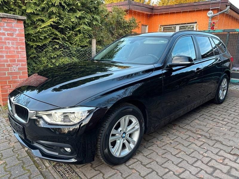 Schwarz Gebraucht 2018 BMW 320 Advantage Kombi | 12.400 € (Guter Preis) - Bild 1/4