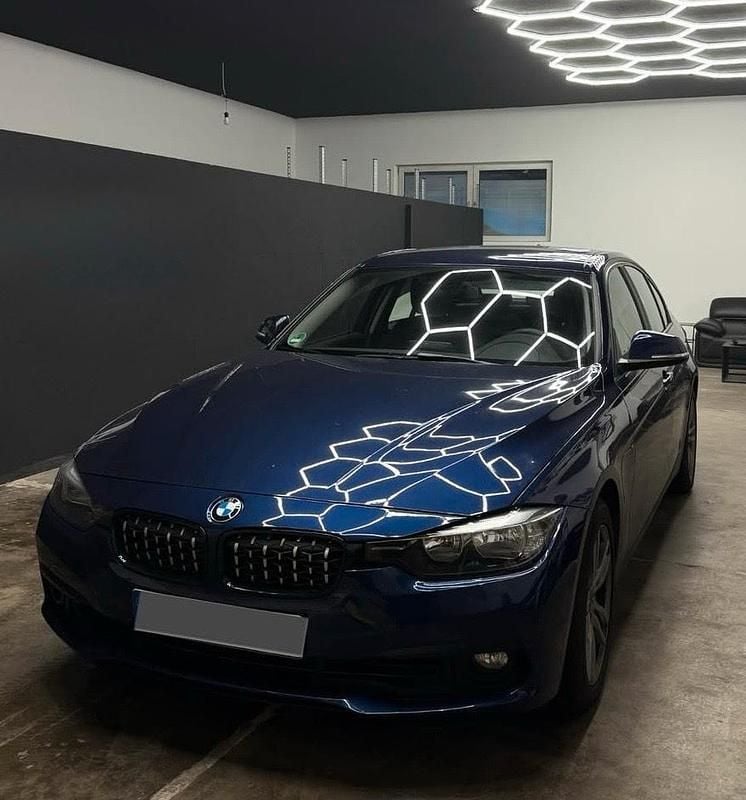 Blau Gebraucht 2017 BMW 330e Comfort Edition Limousine | 22.900 € (Guter Preis) - Bild 1/4