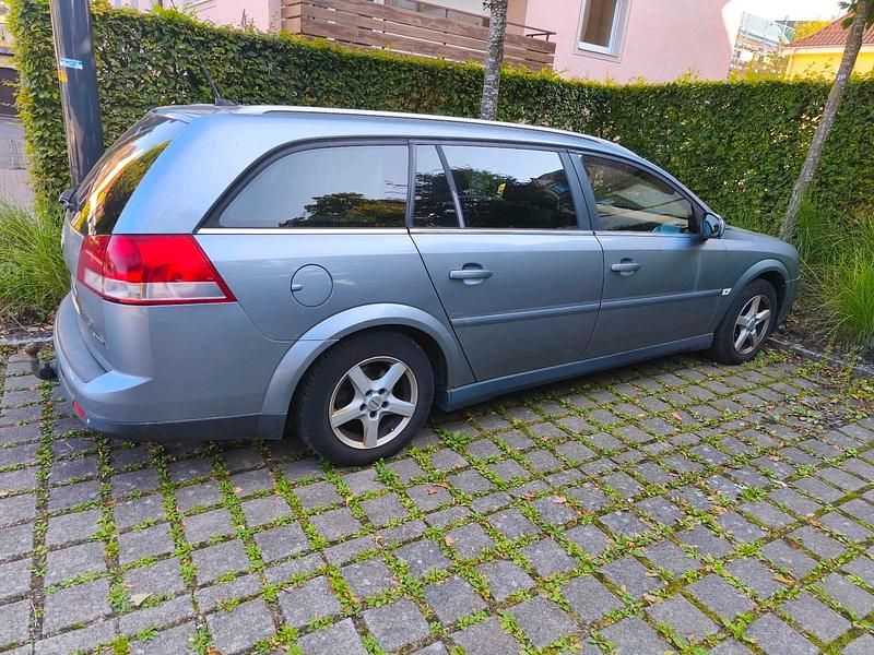 Grau Gebraucht 2004 Opel Vectra Kombi | 690 € (Superpreis) - Bild 1/4
