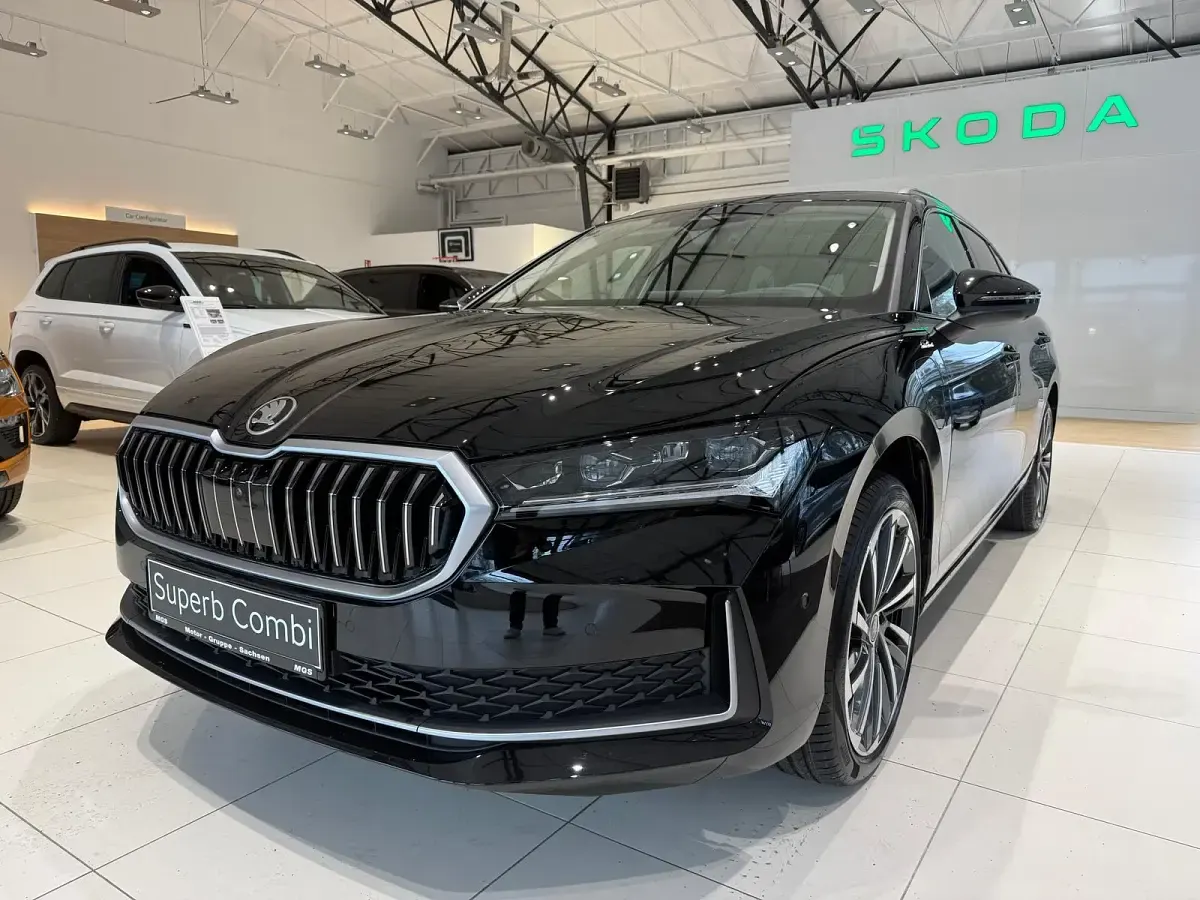 Neu Skoda Superb LAURIN & KLEMENT 204 PS (150 kW) 2025 Onyxschwarz metallic Kombi