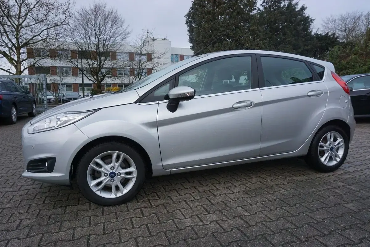 Gebraucht Ford Fiesta Titanium 101 PS (74 kW) 2015 Silber Kleinwagen
