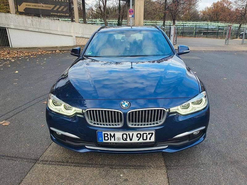 Blau Gebraucht 2018 BMW 320 Luxury Line Kombi | 14.999 € (Guter Preis) - Bild 1/4