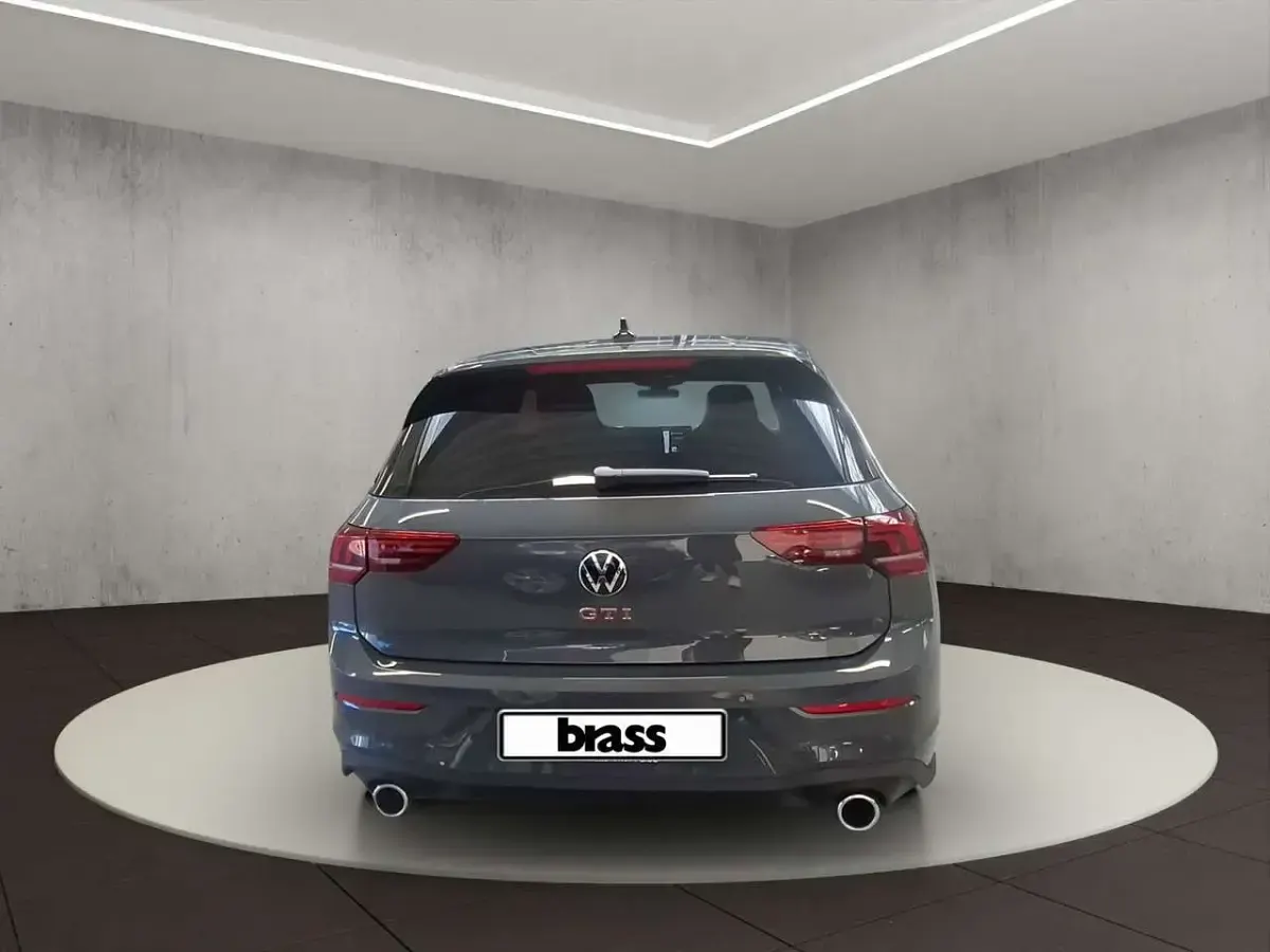 Neu VW Golf VIII GTI 265 PS (194 kW) 2026 Delfingrau metallic schwarz un Limousine