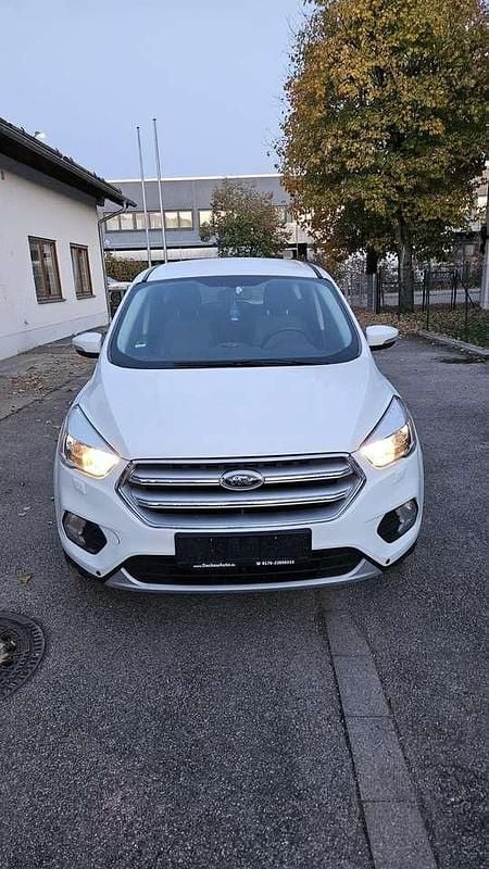 Frozen white Gebraucht 2016 Ford Kuga Trend SUV | 9.900 € (Superpreis) - Bild 1/4