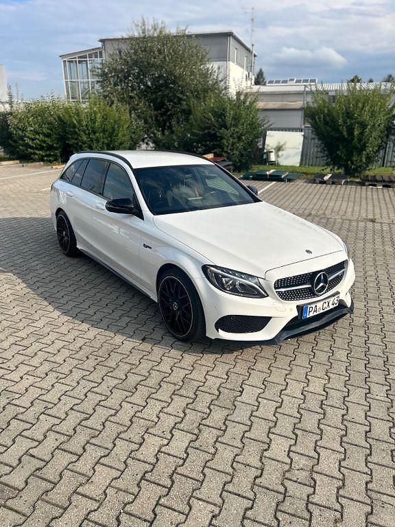 Weiß Gebraucht 2018 Mercedes C43 AMG AMG Limousine | 32.900 € (Fairer Preis) - Bild 1/4