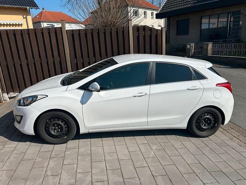 Gebraucht Hyundai i30 Passion 110 PS (80 kW) 2016 Weiß Limousine