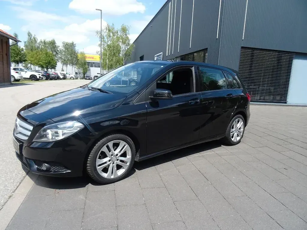 Gebraucht Mercedes B180 109 PS (80 kW) 2014 Schwarz Kleinwagen