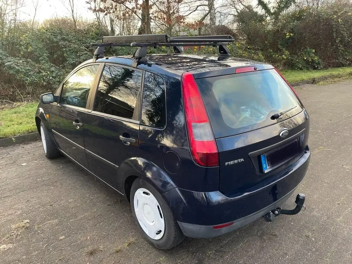 Second-hand Ford Fiesta 69 CP (50 kW) 2005 Albastru Hatchback