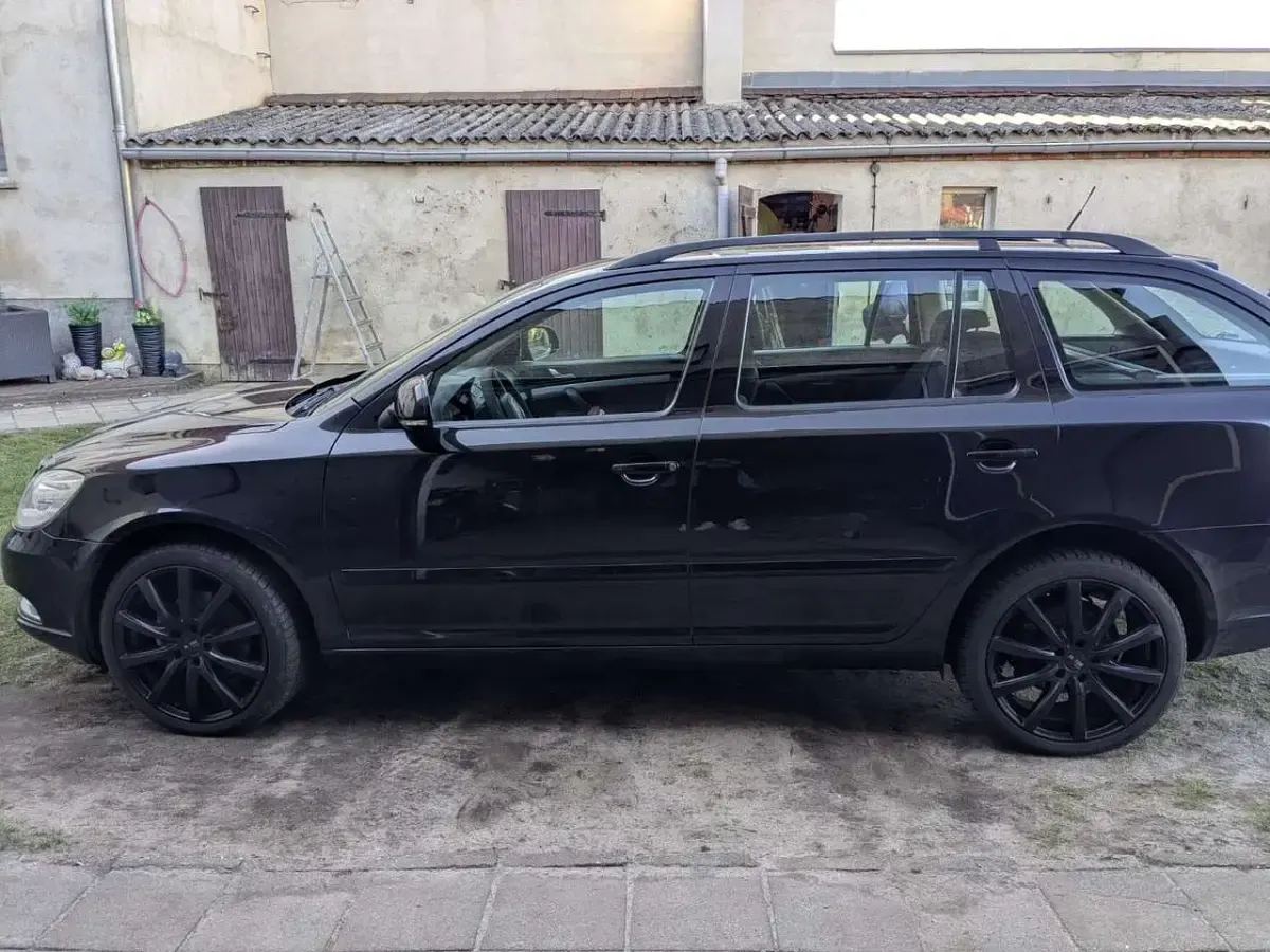 Gebraucht Skoda Octavia Ambiente 160 PS (117 kW) 2010 Schwarz Kombi